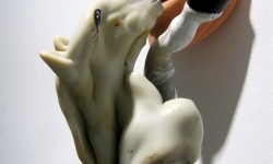 DRIBBLE_______100 x 20 x 18 cm / melted plastic, rubber mask