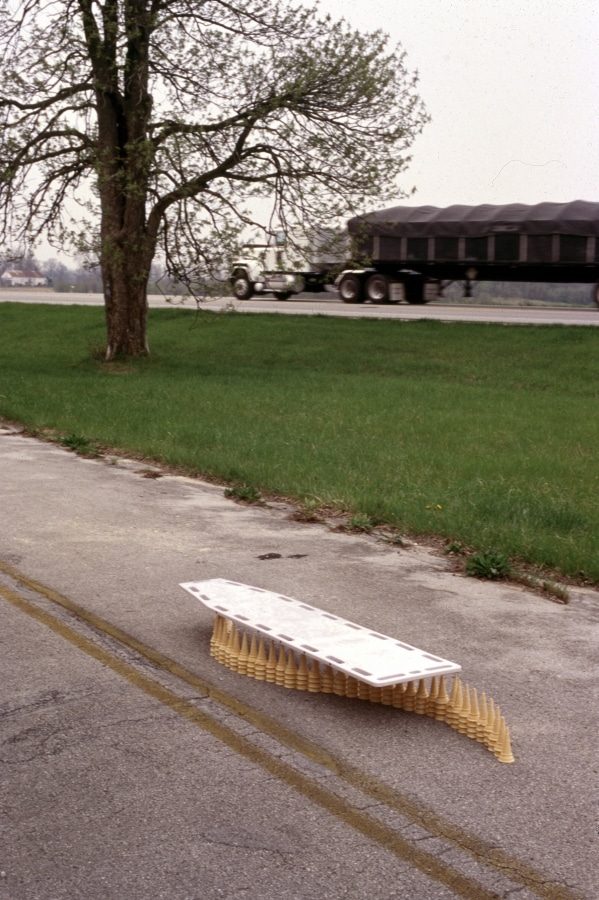 DEMARCATION OF A FLOATING NIGHT BOARD_______installation / backboard, ice-cream cones / 1995