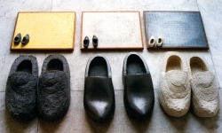 KLOMPEN_______installation / graphite, felt, chalk / 1994