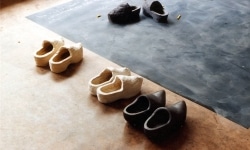 KLOMPEN_______installation / graphite, felt, chalk / 1994