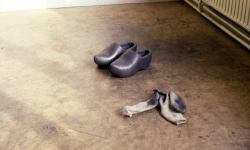 KLOMPEN_______installation / graphite, felt, chalk / 1994